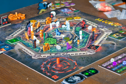 Visione completa della board e meeple del gioco Firesiege
